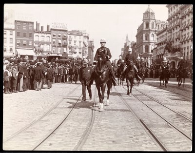 Vista di una parata della polizia di New York a Union Square, New York, 1898 da Byron Company